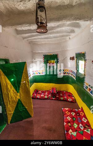 DHAHRAN AL JANUB, SAUDI ARABIA - NOVEMBER 25, 2021: Room in a traditional adobe house in Dhahran al Janub, Saudi Arabia Stock Photo