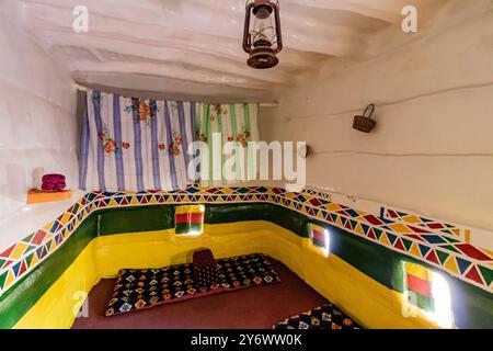 DHAHRAN AL JANUB, SAUDI ARABIA - NOVEMBER 25, 2021: Room in a traditional adobe house in Dhahran al Janub, Saudi Arabia Stock Photo