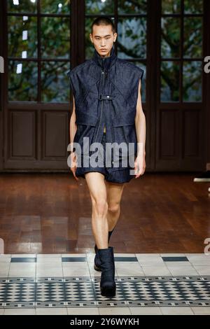 Paris, Frankreich. 26th Sep, 2024. MUGLER Spring/Summer 2025 Runway during Paris Fashion Week on September 2024 - Paris, France, 26/09/2024 Credit: dpa/Alamy Live News Stock Photo