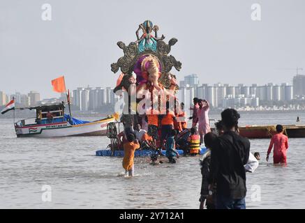 Ganesha Chaturthi festival in Mumbai, India Indian devotees immerse an idol of Lord Ganesha, the elephant-headed Hindu god of wisdom, prosperity and good fortune, during the Visarjan or the Immersion ceremony, in the sea during the Ganesh Chaturthi festival, in Mumbai, India on September 17, 2024. Ganesh Chaturthi is a popular Hindu festival that celebrates the birth of Lord Ganesha and it typically lasts for ten days, beginning on the fourth day Chaturthi of the Hindu month of Bhadrapada, which usually falls between August and September in the Gregorian calendar. Idol Installation in homes an Stock Photo