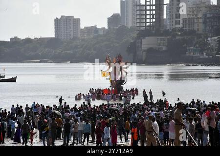 Ganesha Chaturthi festival in Mumbai, India Indian devotees immerse an idol of Lord Ganesha, the elephant-headed Hindu god of wisdom, prosperity and good fortune, during the Visarjan or the Immersion ceremony, in the sea during the Ganesh Chaturthi festival, in Mumbai, India on September 17, 2024. Ganesh Chaturthi is a popular Hindu festival that celebrates the birth of Lord Ganesha and it typically lasts for ten days, beginning on the fourth day Chaturthi of the Hindu month of Bhadrapada, which usually falls between August and September in the Gregorian calendar. Idol Installation in homes an Stock Photo