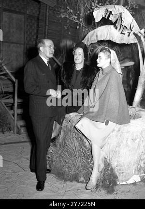 Field-Marshal Sir William Slim and Lady Slim , chatting with actress Patricia Neal ( a new star from Hollywood ) in a jungle setting on the set of The Hasty Heart at Elstree Studios  15 February 1949 Stock Photo