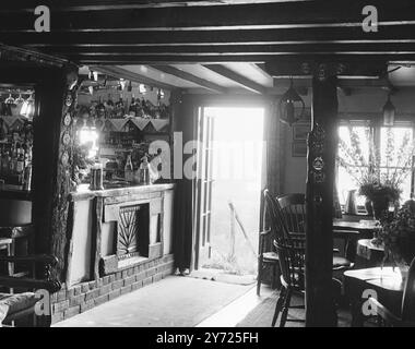 The Spotted Dog public house. Smarts Hill, Penshurst, Kent, England  10 July 1963 Stock Photo