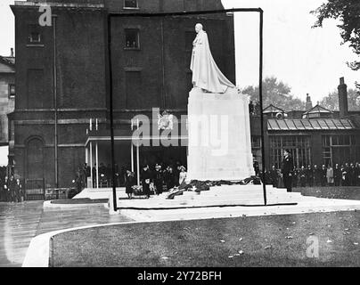 King unveils his father's Memorial. In spite of the rain which fell this morning. A large crowd of people gathered to watch the King unveiled the Memorial statue to his father, King George V, at Abingdon Street, Westminster, today (Wednesday). Members of Royalty also attending included Queen Mary, the Queen, as Princesses Elizabeth and Margaret. Simplicity, which the late King Lot, was the keynote at the ceremony with only a fanfare of trumpets at the arrival and departure of the King and Queen to add pageantry to the programme.  Photo shows, the King, pictured looking at the memorial statue t Stock Photo
