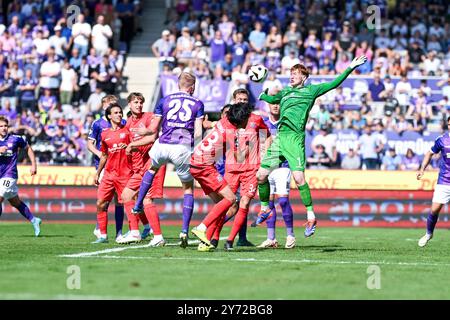 3-liga-vfl-osnabrck-spvgg-unterhaching-am-24082024-an-der-bremer-brcke-in-osnabrck-niklas-wiemann-osnabrueck-im-zweikampf-gegen-torwart-konstantin-heide-unterhaching-foto-osnapix-2y72bg8.jpg