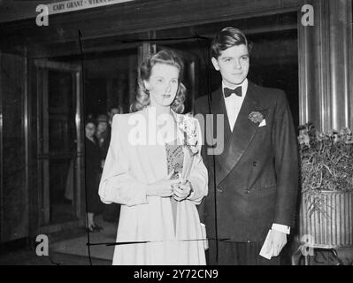 The stars were out tonight. There were huge crowds in Leicester Square tonight (Thursday) to watch American and British film stars arrive at the Odeon Theatre for the premiere of 'Ivy'. The film, a Universal International production, stores Joan Fontaine, Herbert Marshall, Richard Ney and Patric Knowles.  Photo shows, Anne Crawford, wore a white coat with rose corsage over a sequinned gown at tonight's premiere.   25 September 1947 Stock Photo