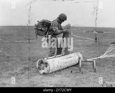 The first airborne manoeuvres to be held in Britain since the war began at Netheravon, Wilts, today (Monday). Known as Exercise 'Longstop' the operation includes the dropping of about 700 parachute troops in an initial assault. Glider men, more parachute troops and parachuted jeeps and six founders will be dropped to support them. Three battalion's are participating, two, and the first parachute and glider phase, the third, with supporting arms, arriving by aircraft when the airfield is securely held. Photo shows, a paratrooper removes vital supplies from a parachuted supply case.  23 Septembe Stock Photo