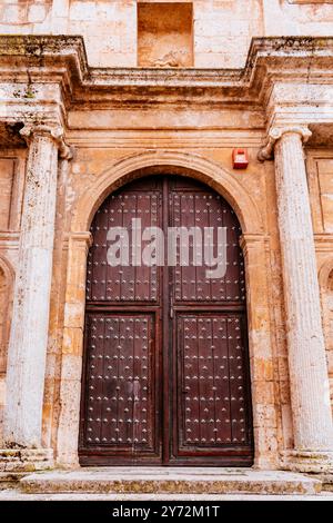 Detail Puerta del Cierzo, on the north facade. The church of Nuestra Señora de la Asunción in Tarancón is a parish temple of Gothic origin, although i Stock Photo