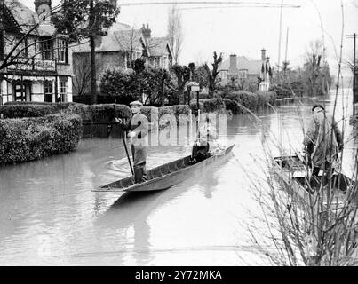 The flooded Thames Valley, well wide areas of countryside underwater and many hundreds of houses flooded, had not appreciably altered today. More rain this afternoon threatens to worsen the position and in some places expected for another 2 days. 19 March 1947 Stock Photo