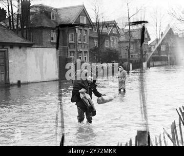 The flooded Thames Valley, well wide areas of countryside underwater and many hundreds of houses flooded, had not appreciably altered today. More rain this afternoon threatens to worsen the position and in some places expected for another 2 days. 19 March 1947 Stock Photo