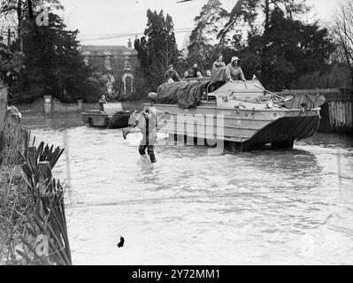 The flooded Thames Valley, well wide areas of countryside underwater and many hundreds of houses flooded, had not appreciably altered today. More rain this afternoon threatens to worsen the position and in some places expected for another 2 days. 19 March 1947 Stock Photo