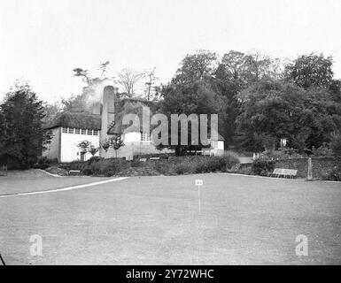 Picturesque Cockington Village, the famous Devonshire beauty spot. Photo showing the Drum Inn.  22 October 1946 Stock Photo