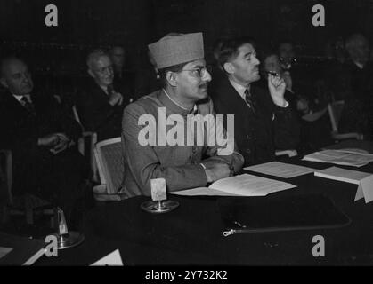 The 6th Imperial press conference was opened by Mr CR Attlee, the Prime Minister. Last held here in 1939, 60 newspaper chiefs from all parts of the Empire has assembled at Grosvenor house, London to discuss Imperial problems, trade, rescues, can indications, security and the future of the Empire press. Picture shows: Left to Right:- Tushar Kanti Ghosh of the Amrita bazar patrika, calcutta, and sir Francis Low, The times of Bombay, Chairman of the Indian delegation.  3 June 1946 Stock Photo