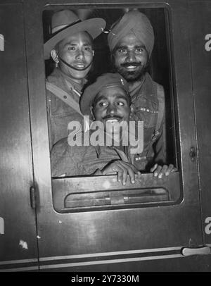 Indian contingents for London Victory Parade arrived in the capital from Liverpool. They came from India in the SS Mauritania. - Picture shows an Indian V.C. was among their arrivals. Here is Halvildar Unrao Singh, V.C. (centre) with a beard Sikn and a Ghurka on arrival at Euston station. - 23 May 1946 Stock Photo