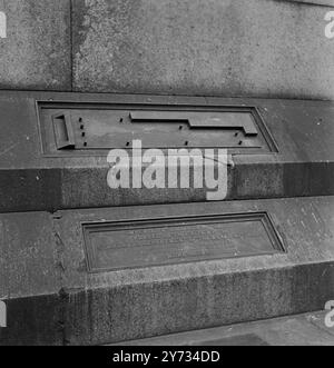 [no caption, date or location] The north wall of Trafalgar Square. Set into the wall are metal notices depicting, standard measurement lengths.  The top notice gives one foot, two foot and a yard (two feet) marks. The inch is marked as well.  The plaque below reads,  ''Imperial standards of length placed on this site by the standards department of the Board of Trade by permission of the commissioners of Her Majesty's Works and Public Buildings 1877''. Stock Photo