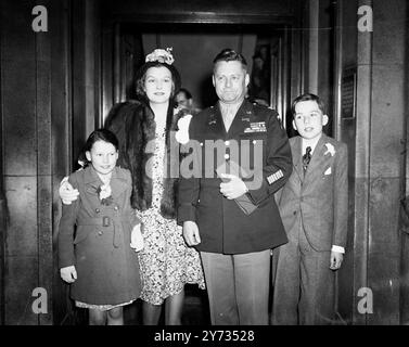 Leonora Margaret, Countess of Inchcase (' Princess Gold', 34-year-old daughter of the Rajah of Sarawak, Sir Charles Vyner Brooke) was married to Col Francis Carter Tomkins of the US army at the Marylebone register office, London this afternoon. 22 March 1946 Stock Photo