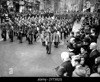 American troops in ceremonial march through London . - For the first time since 1917 , US troops paraded through London as they marched from Grosvenor Square to the City of London to lunch at the Guildhall with the Lord Mayor . - Headed by a band , three hundred US troops and twenty Marines all in ceremonial dress were cheered by London crowds along the entire route of their march . - Photo shows ; The US troops passing through Fleet Street on their march to the Guildhall . - September 1942 Stock Photo