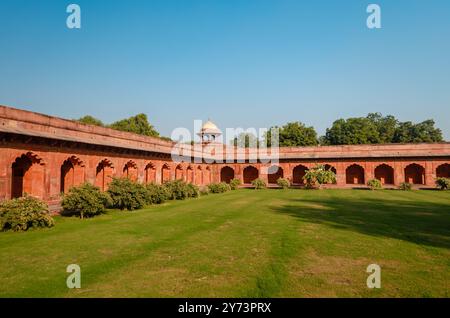 Red stone wall surrounding the Taj Mahal, mausoleum, UNESCO World Heritage Site, Agra, Uttar Pradesh, India Stock Photo