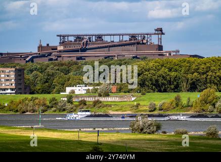 Rhein bei Duisburg-Beeckerwerth, Frachter mit Kohle beladen, Oxygenstahlwerk 2 Industriekulisse des ThyssenKrupp Steel Stahlwerk in Bruckhausen, NRW, Deutschland, Industriekulisse DU *** Rhine at Duisburg Beeckerwerth, freighter loaded with coal, Oxygen steel plant 2 Industrial scenery of the ThyssenKrupp Steel steelworks in Bruckhausen, NRW, Germany, industrial scenery DU Stock Photo