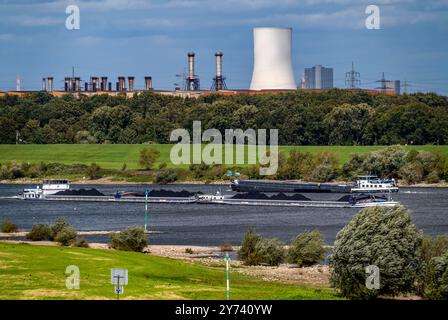 Rhein bei Duisburg-Beeckerwerth, Frachter mit Kohle beladen, Kühlturm, des STEAG Kohlekraftwerk Walsum, Warmbandwerk II, Industriekulisse des ThyssenKrupp Steel Stahlwerk in Bruckhausen, NRW, Deutschland, Industriekulisse DU *** Rhine at Duisburg Beeckerwerth, freighter loaded with coal, cooling tower, of the STEAG coal-fired power plant Walsum, hot strip mill II, industrial scenery of the ThyssenKrupp Steel steelworks in Bruckhausen, NRW, Germany, industrial scenery DU Stock Photo