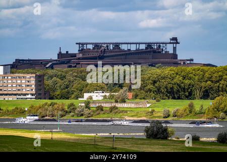 Rhein bei Duisburg-Beeckerwerth, Frachter mit Kohle beladen, Oxygenstahlwerk 2 Industriekulisse des ThyssenKrupp Steel Stahlwerk in Bruckhausen, NRW, Deutschland, Industriekulisse DU *** Rhine at Duisburg Beeckerwerth, freighter loaded with coal, Oxygen steel plant 2 Industrial scenery of the ThyssenKrupp Steel steelworks in Bruckhausen, NRW, Germany, industrial scenery DU Stock Photo