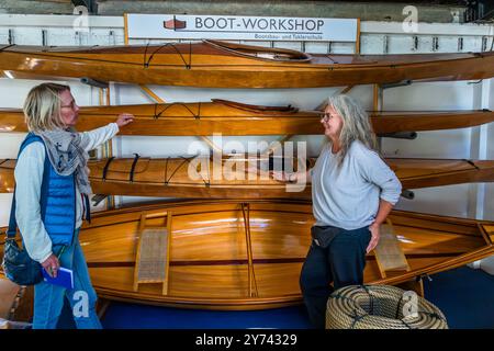 Boat builder Ursula Latus in her workshop in Peenemünde. Fährstraße, Usedom-Nord, Mecklenburg-Vorpommern, Germany Stock Photo