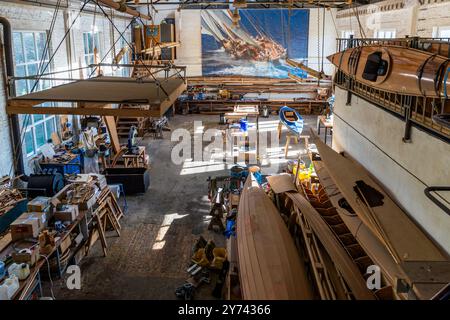 Boat builder Ursula Latus in her workshop in Peenemünde. Fährstraße, Usedom-Nord, Mecklenburg-Vorpommern, Germany Stock Photo