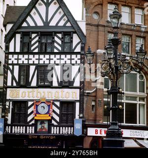 Silver-Jubillee-Plackette für Königin Elizabeth II. am Pub 'The George' in der Strand, London, nahe der Fleet Street, England um 1986. Stock Photo