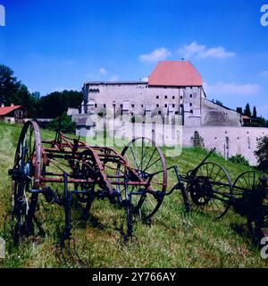 Alter Heuwender vor der Burg Tittmoning, Bayern um 1984. Stock Photo