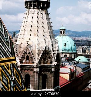 Auf dem Dach vom Stephansdom mit Blick zur Kuppel der Kirche St. Peter in Wien, Österreich um 1981. Stock Photo