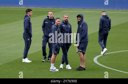 Burnley players inspect the pitch before the Sky Bet Championship match at Kassam Stadium, Oxford. Picture date: Saturday September 28, 2024. Stock Photo