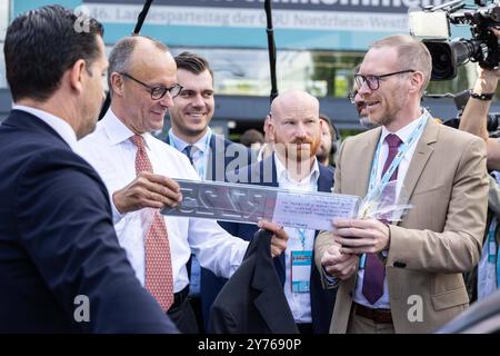 46. Landesparteitag der CDU Nordrhein-Westfalen am 28.09.2024 in der Halle Münsterland in Münster Friedrich Merz  Bundesparteivorsitzender CDU , links - erhält ein Nummernschild mit seinem Namen von Jan Heinisch  Stellvertretender Fraktionsvorsitzender NRW  *** 46 State party conference of the CDU North Rhine-Westphalia on 28 09 2024 in the Halle Münsterland in Münster Friedrich Merz Federal Party Chairman CDU , left receives a license plate with his name from Jan Heinisch Deputy Parliamentary Group Chairman NRW xJRx Stock Photo