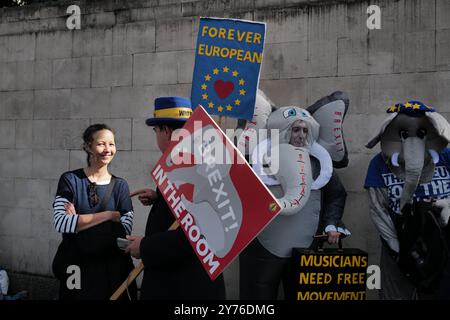 London, England, UK. 28th Sep, 2024. Thousands of pro-European activists gather in London for the National Rejoin March, calling for the UK to rejoin the European Union. Participants wave EU flags and carry signs urging the government to reconsider Brexit. The demonstration, organised by grassroots campaigners, reflects ongoing public discontent with the impact of Brexit on the UK's economy and global standing. (Credit Image: © Joao Daniel Pereira/ZUMA Press Wire) EDITORIAL USAGE ONLY! Not for Commercial USAGE! Credit: ZUMA Press, Inc./Alamy Live News Stock Photo