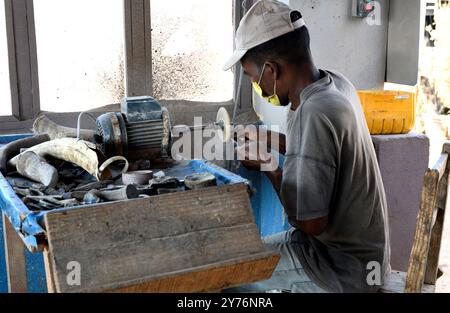 Antsirabe, workshop on making objects with zebu horn. Artisanal worker. Vakinankaratra region, Madagascar. Stock Photo