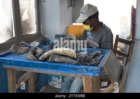 Antsirabe, workshop on making objects with zebu horn. Artisanal worker. Vakinankaratra region, Madagascar. Stock Photo