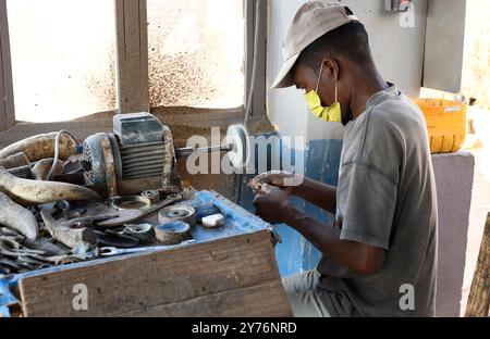 Antsirabe, workshop on making objects with zebu horn. Artisanal worker. Vakinankaratra region, Madagascar. Stock Photo