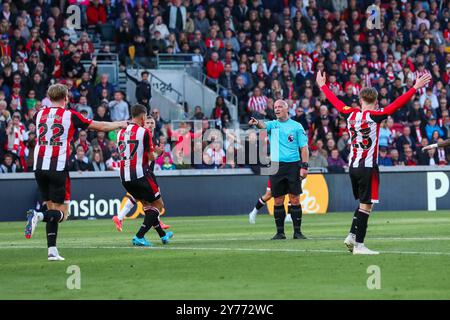 London, UK. 28th Sep, 2024. Brentford appeal for a penalty during the Premier League match Brentford vs West Ham United at The Gtech Community Stadium, London, United Kingdom, 28th September 2024 (Photo by Izzy Poles/News Images) in London, United Kingdom on 9/28/2024. (Photo by Izzy Poles/News Images/Sipa USA) Credit: Sipa USA/Alamy Live News Stock Photo