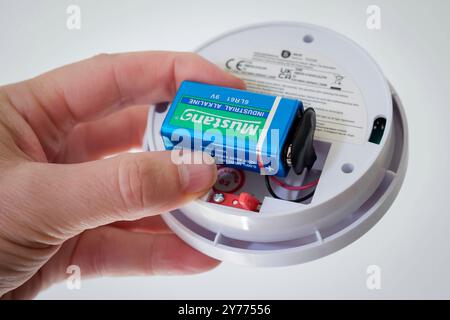 Batteriewechsel bei einem Rauchmelder *** Changing the battery in a smoke detector Nordrhein-Westfalen Deutschland, Germany GMS16769 Stock Photo