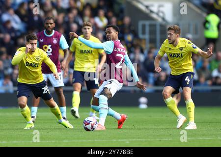 Oxford, UK. 28th Sep, 2024. Lucas Pires of Burnley controls the ball whilst under pressure from Ruben Rodrigues and Will Vaulks of Oxford United during the Sky Bet Championship match at the Kassam Stadium, Oxford. Picture credit should read: Annabel Lee-Ellis/Sportimage Credit: Sportimage Ltd/Alamy Live News Stock Photo