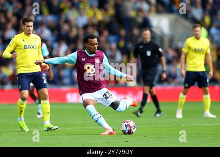 Oxford, UK. 28th Sep, 2024. Lucas Pires of Burnley passes the ball during the Sky Bet Championship match at the Kassam Stadium, Oxford. Picture credit should read: Annabel Lee-Ellis/Sportimage Credit: Sportimage Ltd/Alamy Live News Stock Photo