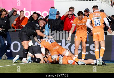 StoneX Stadium, London, UK. 28th Sep, 2024. Gallagher Premiership Rugby, Saracens versus Sale Sharks; Elliot Daly of Saracens scores in the 63rd minute to make the score 28 21 to Sarries Credit: Action Plus Sports/Alamy Live News Stock Photo