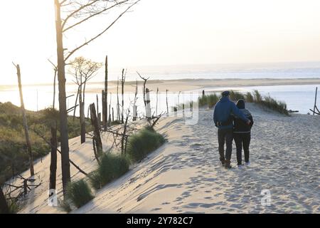 Couple on the Dune of Pilat above the Banc d'Arguin at the entrance to the Arcachon Bay, on the Silver Coast, on the edge of the Landes de Gascogne fo Stock Photo