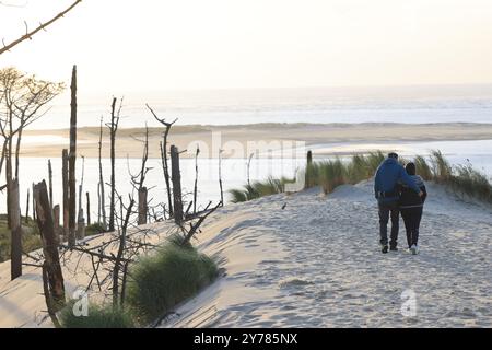 Couple on the Dune of Pilat above the Banc d'Arguin at the entrance to the Arcachon Bay, on the Silver Coast, on the edge of the Landes de Gascogne fo Stock Photo