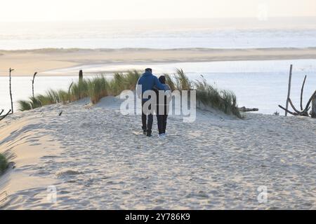 Couple on the Dune of Pilat above the Banc d'Arguin at the entrance to the Arcachon Bay, on the Silver Coast, on the edge of the Landes de Gascogne fo Stock Photo