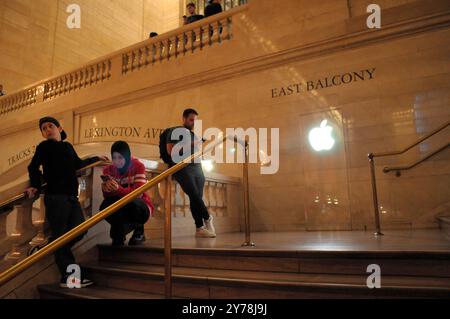 People stand in front of an Apple store in Grand Central Terminal in Manhattan, New York City. Stock Photo