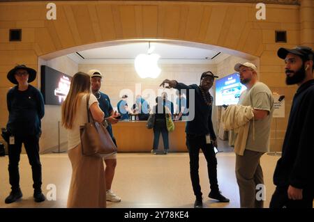 New York, USA. 27th Sep, 2024. People stand in front of an Apple store in Grand Central Terminal in Manhattan, New York City. (Credit Image: © Jimin Kim/SOPA Images via ZUMA Press Wire) EDITORIAL USAGE ONLY! Not for Commercial USAGE! Stock Photo