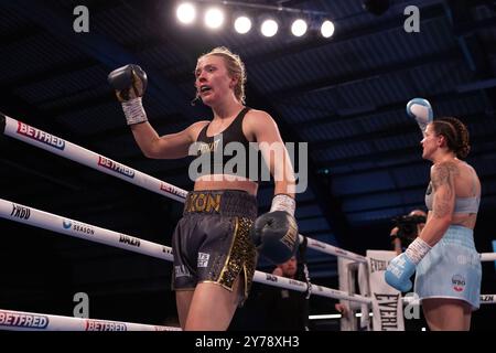 Sheffield, UK. 29th Sep, 2024. Canon Medical Arena, Sheffield, South Yorkshire, 28th September 2024. WBO Lightweight World Title Rhiannon Dixon v Terri Harper Credit: Touchlinepics/Alamy Live News Stock Photo