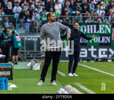 sports, football, Bundesliga, 2024/2025, Borussia Moenchengladbach vs. 1. FC Union Berlin 1-0, Stadium Borussia Park, head coach Bo Svensson (Union) ahead and head coach Gerardo Seoane (MG) behind, DFL REGULATIONS PROHIBIT ANY USE OF PHOTOGRAPHS AS IMAGE SEQUENCES AND/OR QUASI-VIDEO Stock Photo