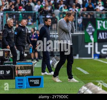 sports, football, Bundesliga, 2024/2025, Borussia Moenchengladbach vs. 1. FC Union Berlin 1-0, Stadium Borussia Park, head coach Bo Svensson (Union) right and head coach Gerardo Seoane (MG) behind, DFL REGULATIONS PROHIBIT ANY USE OF PHOTOGRAPHS AS IMAGE SEQUENCES AND/OR QUASI-VIDEO Stock Photo