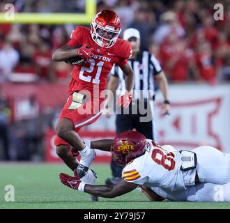 Houston, Texas, USA. 28th Sep, 2024. Houston running back Stacy Sneed (21) carries the ball during an NCAA football game between the Iowa State Cyclones and the Houston Cougars on September 28, 2024 in Houston. Iowa State won, 20-0. (Credit Image: © Scott Coleman/ZUMA Press Wire) EDITORIAL USAGE ONLY! Not for Commercial USAGE! Stock Photo